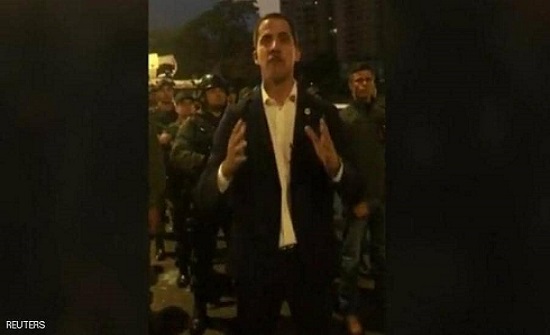 "انقلاب عسكري" في فنزويلا.. وزعيم المعارضة بقاعدة للجيش