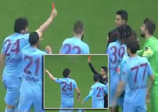 فيديو: طرد لاعب تركي بعد رفعه البطاقة الحمراء في وجه الحكم! فيديو: طرد لاعب تركي بعد رفعه البطاقة الحمراء في وجه الحكم!