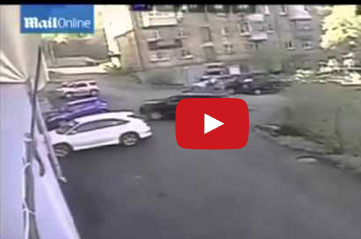 سيدة تقود سيارة بطريقة كارثية