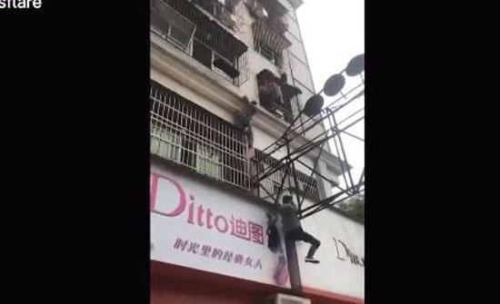 إنقاذ بطولي لطفل يتدلى من شرفة بالطابق الثالث (فيديو) إنقاذ بطولي لطفل يتدلى من شرفة بالطابق الثالث (فيديو)