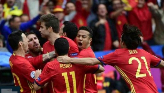 فيديو: رأسية بيكيه تُنقذ إسبانيا من فخ التشيك في يورو 2016