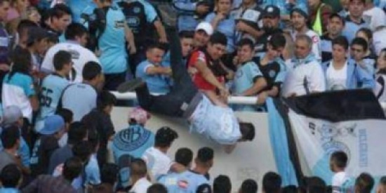 مشجع أرجنتيني تم القاؤه من المدرجات .. ماذا حلّ به؟ مشجع أرجنتيني تم القاؤه من المدرجات .. ماذا حلّ به؟