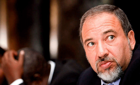 ليبرمان يهاجم النواب العرب في الكنيست ويطالب بزجهم في السجن!