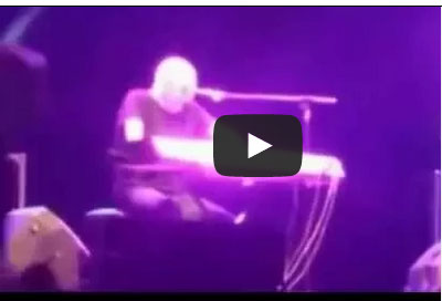 لحظة موت مغني إيطالي على المسرح أمام الجمهور