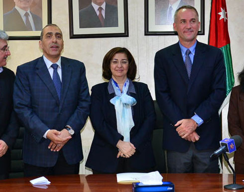 وزيرة التنمية الاجتماعية تشارك الهيئات النسائية خيمة التضامن مع غزة وزيرة التنمية الاجتماعية تشارك الهيئات النسائية خيمة التضامن مع غزة