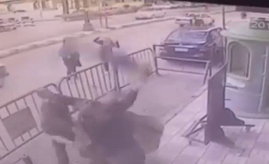 بالفيديو.. لحظة إنقاذ طفل سقط من الطابق الثالث! بالفيديو.. لحظة إنقاذ طفل سقط من الطابق الثالث!