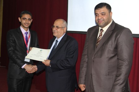 رئيس جامعه الزرقاء يكرم الطلبة المتفوقين لكلية الاقتصاد