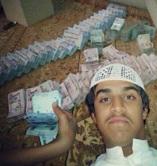 سيلفي لشاب سعودي بجوار مليون و600 ألف ريال يضعه في السجن سيلفي لشاب سعودي بجوار مليون و600 ألف ريال يضعه في السجن