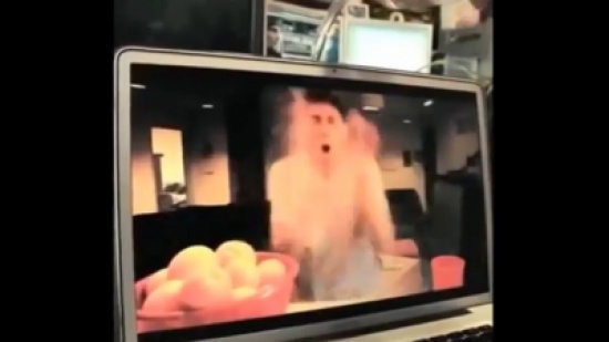 ساحر يتفوق على قوانين الفيزياء و الطبيعة