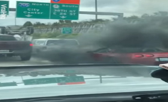 بالفيديو: سائق شاحنة ينتقم من سيارة رفضت فتح الطريق له