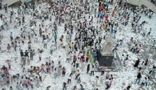 طلاب في الصين يودعون الدراسة بتمزيق مئات الكتب في ساحة المدرسة " صور"