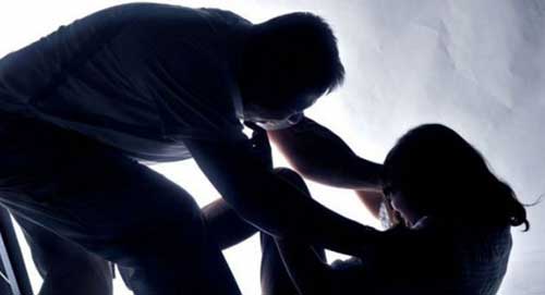 اغتصبها زوجها أمام طفلتها التي حاولت تقليدهما مع ابن عمها.. اليكم تفاصيل هذه العائلة. اغتصبها زوجها أمام طفلتها التي حاولت تقليدهما مع ابن عمها.. اليكم تفاصيل هذه العائلة.