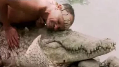 تمساح وفي لرجل انقذ حياته منذ 20 سنة