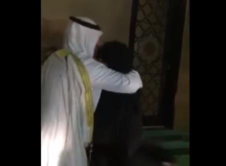 يحتفي بوالدته خلال افتتاح منزله ويمتدحها شعراً ويقبل قدميها