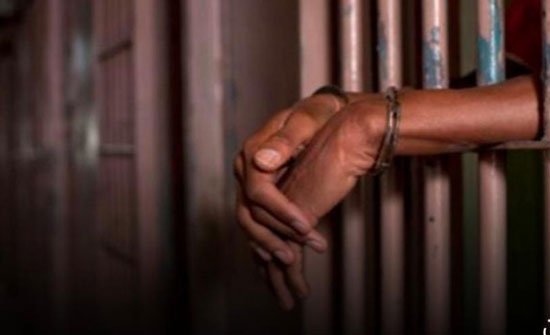 توقيف شخص أسبوعا لاطلاقه عيارات نارية من مسدس غير مرخص توقيف شخص أسبوعا لاطلاقه عيارات نارية من مسدس غير مرخص