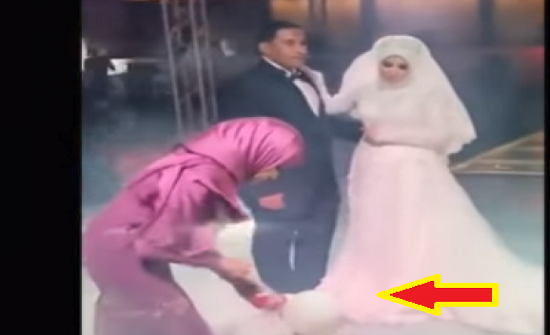 فيديو| قدمت لشقيقتها العروس هدية الزفاف بطريقة غريبة.. وهذا ما حدث! فيديو| قدمت لشقيقتها العروس هدية الزفاف بطريقة غريبة.. وهذا ما حدث!