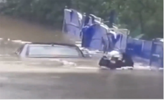 بالفيديو: شاهد ماذا حدث لسيدة خاطرت بقيادة سيارتها في فيضان