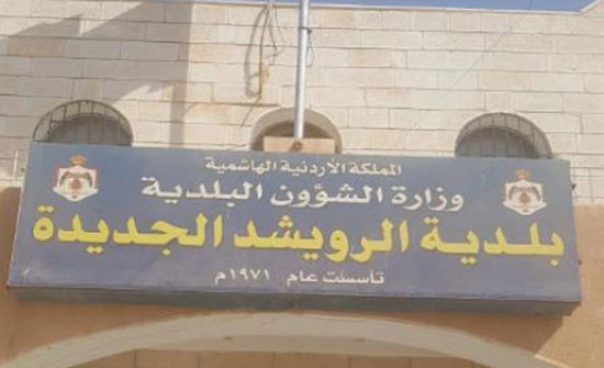 مواطن يضع صهريجه بتصرف بلدية الرويشد