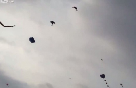 شاهد.. طائرة ورقية تطير بطفل ليسقط من ارتفاع 7 طوابق