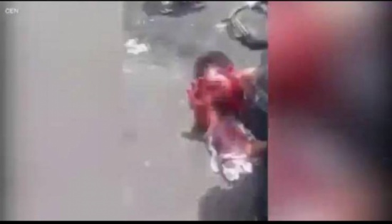 فيديو| رجل يتحرش بامرأة نائمة في مترو الانفاق