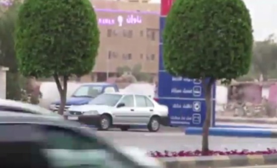 شاهد.. سعودي يُوثِّق عملية سطو على سيارة وينقذ صاحبها