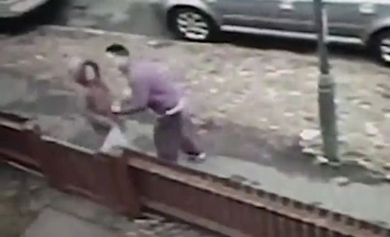 طفلة تصارع لصا يحاول سرقة هاتفها المحمول (فيديو) طفلة تصارع لصا يحاول سرقة هاتفها المحمول (فيديو)