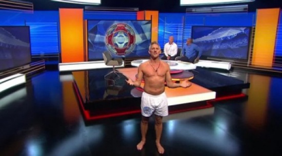 فيديو: يقدم الحلقة بملابسه الداخلية