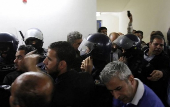 بالصور : منع معتصمي الرأي من دخول مبنى الصحيفة بالصور : منع معتصمي الرأي من دخول مبنى الصحيفة
