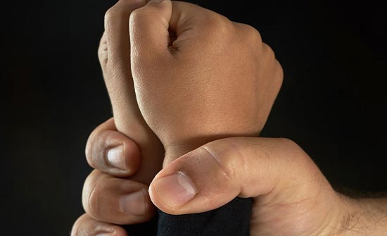أب قتل ابنه على طريقة المصارعة الحرة لسبب كارثي ! أب قتل ابنه على طريقة المصارعة الحرة لسبب كارثي !