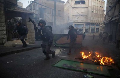 مستوطنون يشنون هجوما على منازل فلسطينية في الضفة الغربية مستوطنون يشنون هجوما على منازل فلسطينية في الضفة الغربية