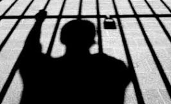 هروب جريء لسجين حافي القدمين ومقيد بالأصفاد خارج مركز شرطة (فيديو) هروب جريء لسجين حافي القدمين ومقيد بالأصفاد خارج مركز شرطة (فيديو)