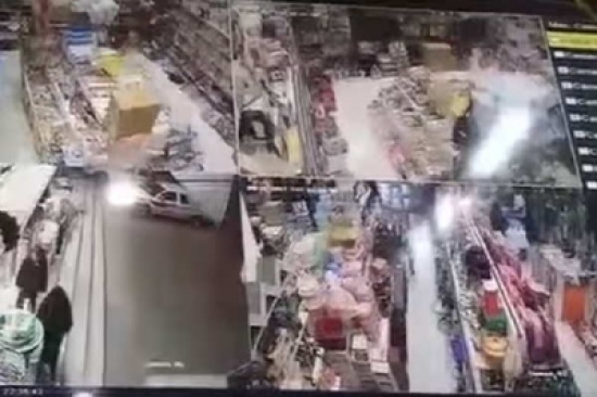 شاهد: كيف نفذ رجل وزوجته باستخدام طفلين خطة لسرقة محل ؟