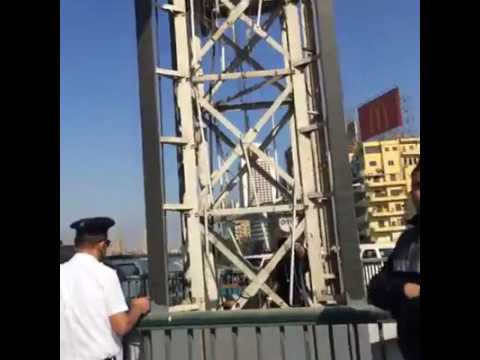 من شدة فرحها بتعويم الجنيه.. سيدة مصرية تحاول الانتحار في ميدان التحرير “فيديو” من شدة فرحها بتعويم الجنيه.. سيدة مصرية تحاول الانتحار في ميدان التحرير “فيديو”