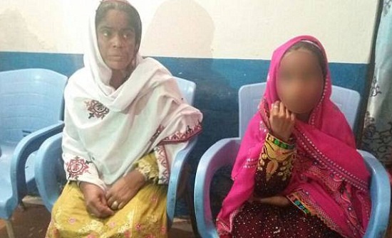 صور| هذه السيّدة زوّجت طفلتها بعمر 10 سنوات لخمسيني مقابل المال!