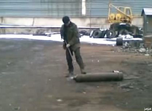 رجل فضولي كاد أن يقتل نفسه بسبب هذا التصرف