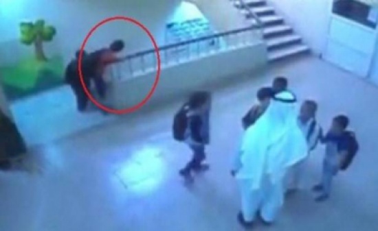 فيديو مرعب.. كاميرا توثق لحظة سقوط طفل من الطابق الثاني بالمدرسة!