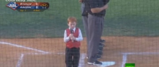 بالفيديو| طفل يؤدي النشيد الوطني الاسترالي رغم "الحازوقة"