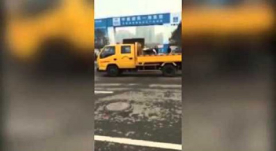 شاهد.. تجنب إيقاف سيارتك أمام موقع بناء بعد هذا الحادث