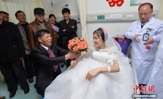 بالصور : شاب يتزوج مريضة تصارع الموت !