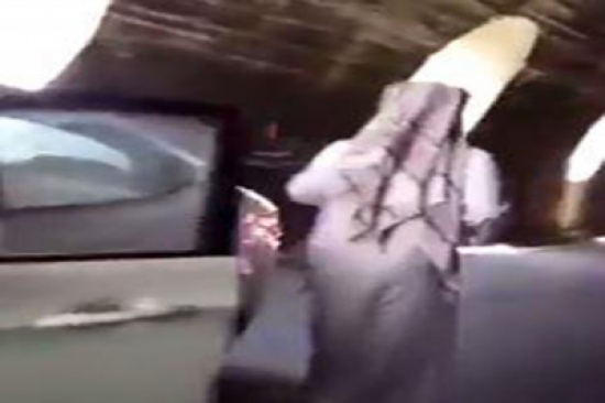 فيديو: سعودي يوقف سيارته ويتصرف بشكل غريب