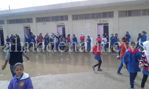 بالصور ..مدرسة اساسية في الرمثا تغرق بمياه الأمطار