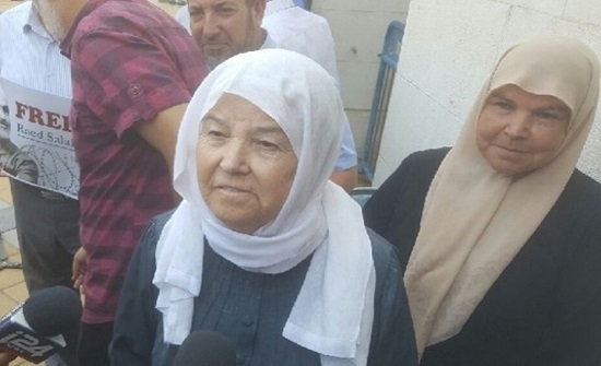 هكذا استقبلت والدة الشيخ صلاح نجلها بعد الإفراج عنه (شاهد) هكذا استقبلت والدة الشيخ صلاح نجلها بعد الإفراج عنه (شاهد)