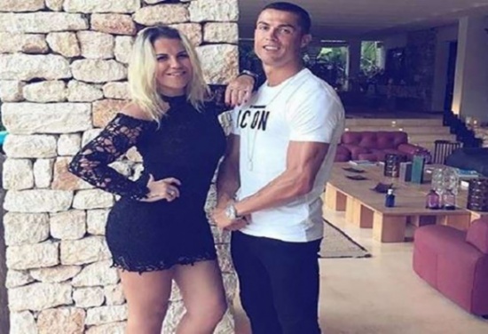شقيقة رونالدو توجه رسالة قوية لناقديه