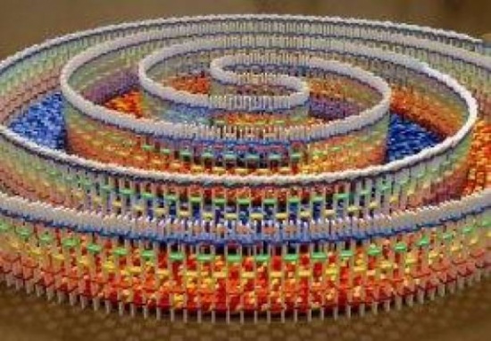 فيديو مذهل .. لحظة هدم مجسم دومينو مكون من 15 ألف قطعة