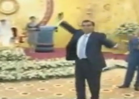 رئيس يرقص في حفل زفاف ابنه