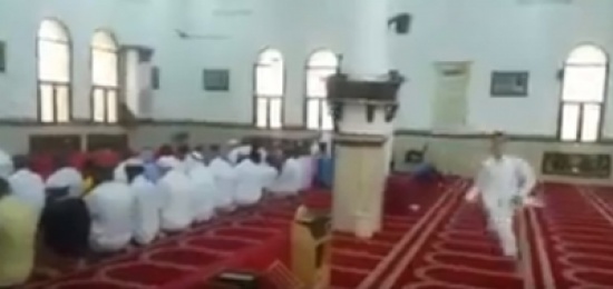 فيديو| كلب ضالّ يقتحم أحد المساجد ويتجول بين صفوف المصلين أثناء الصلاة!