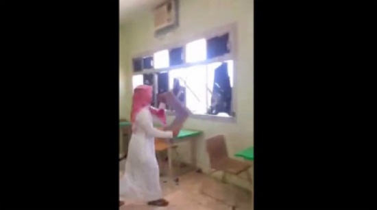 يحطمون نوافذ وطاولات مدرستهم وسط تصفيق زملائهم