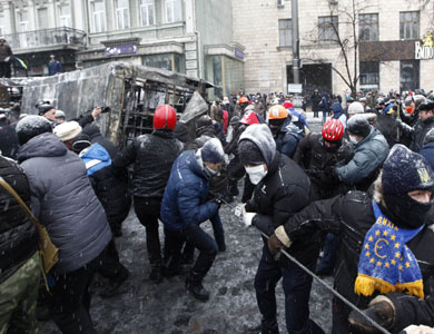 مقتل متظاهر خلال اشتباكات في كييف والشرطة تشن هجوما على المحتجين