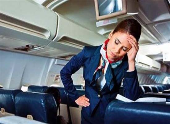 تجنبوا طلب هذه الامور من مضيفات الطيران!! تجنبوا طلب هذه الامور من مضيفات الطيران!!
