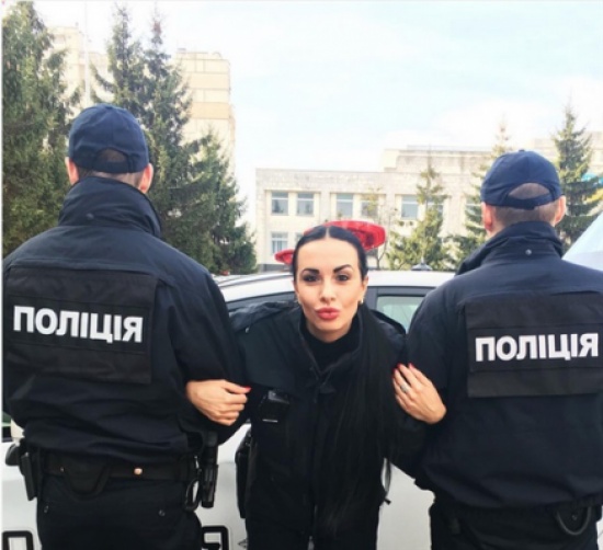 بالفيديو والصور.. شرطية أوكرانية تشعل مواقع التواصل بالفيديو والصور.. شرطية أوكرانية تشعل مواقع التواصل